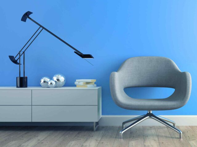 https://lepoxiste.com/wp-content/uploads/2017/05/image-chair-blue-wall-640x480.jpg